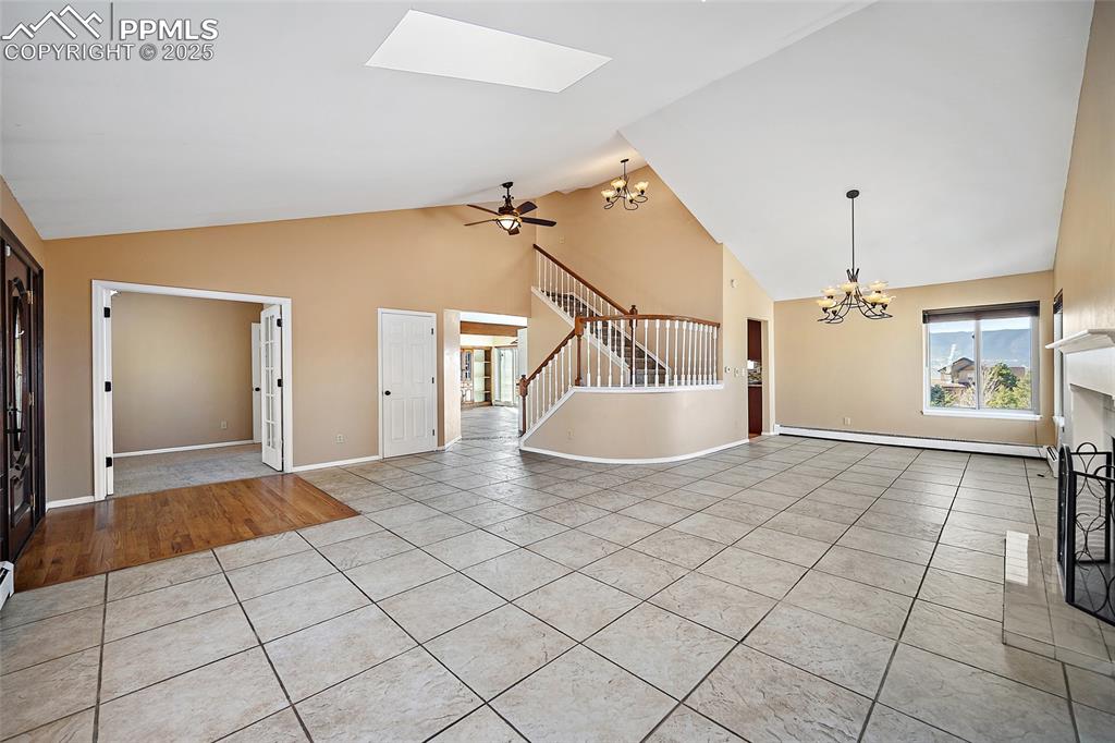 Image 5 of 50: Living Room