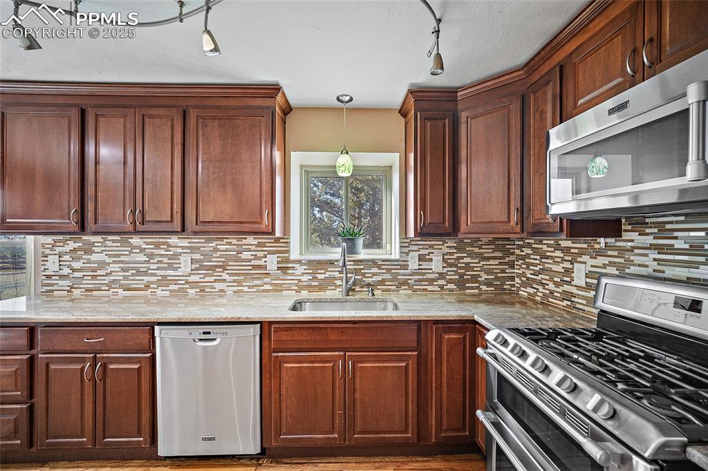 Image 9 of 50: Kitchen