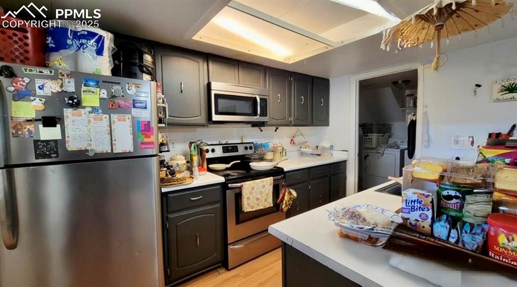 Image 4 of 13: Kitchen