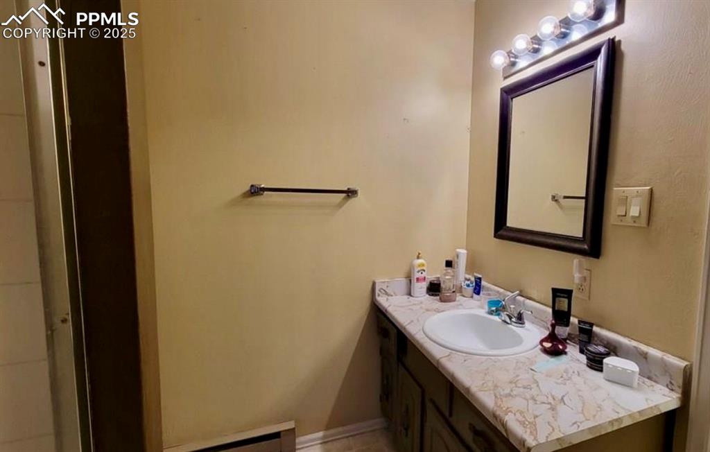 Image 6 of 13: Bathroom