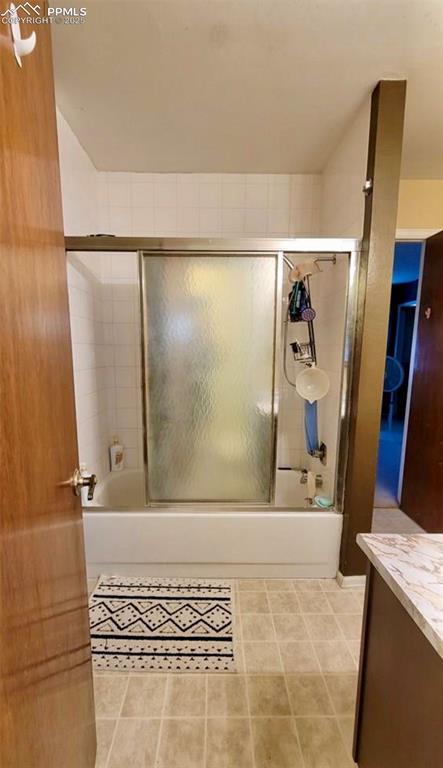 Image 7 of 13: Bathroom