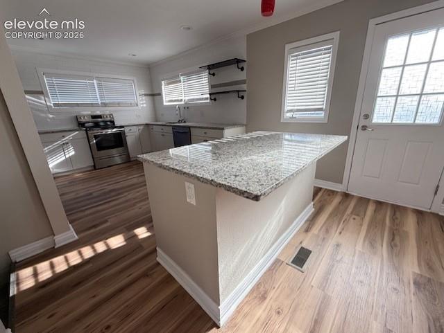 Image 11 of 30: Kitchen