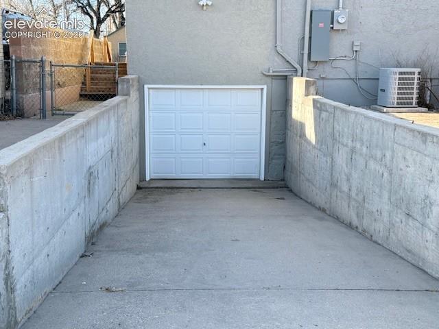 Image 16 of 30: Garage