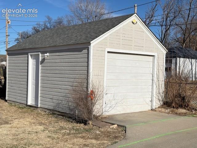 Image 17 of 30: Garage