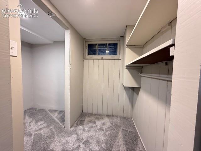 Image 20 of 30: Closet