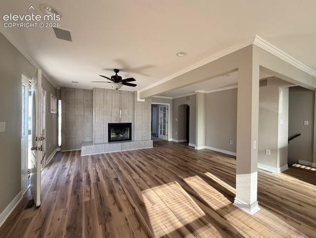 Image 5 of 30: Living Room