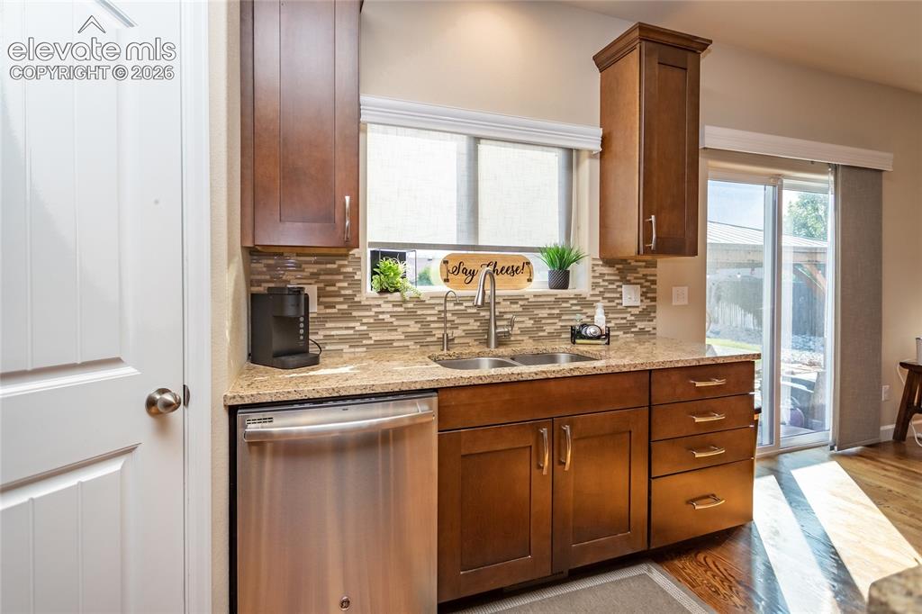 Image 11 of 46: Kitchen
