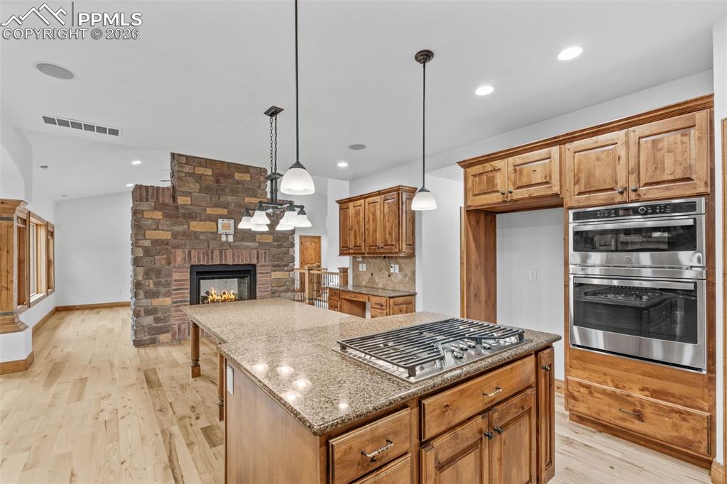 Image 16 of 50: Kitchen