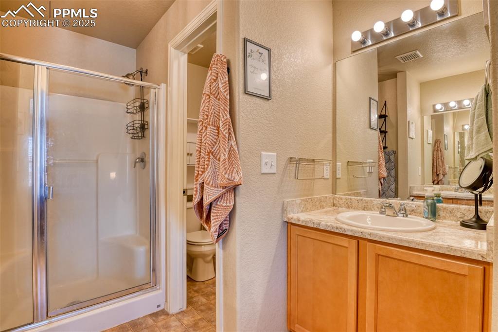 Image 16 of 28: Bathroom