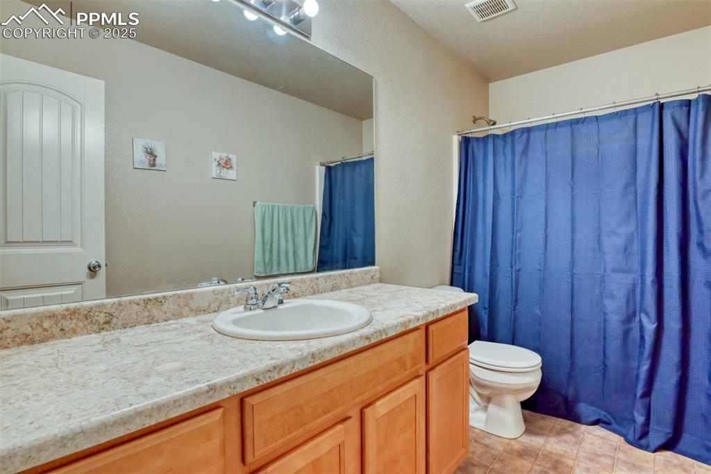 Image 19 of 28: Hall bathroom, upper level