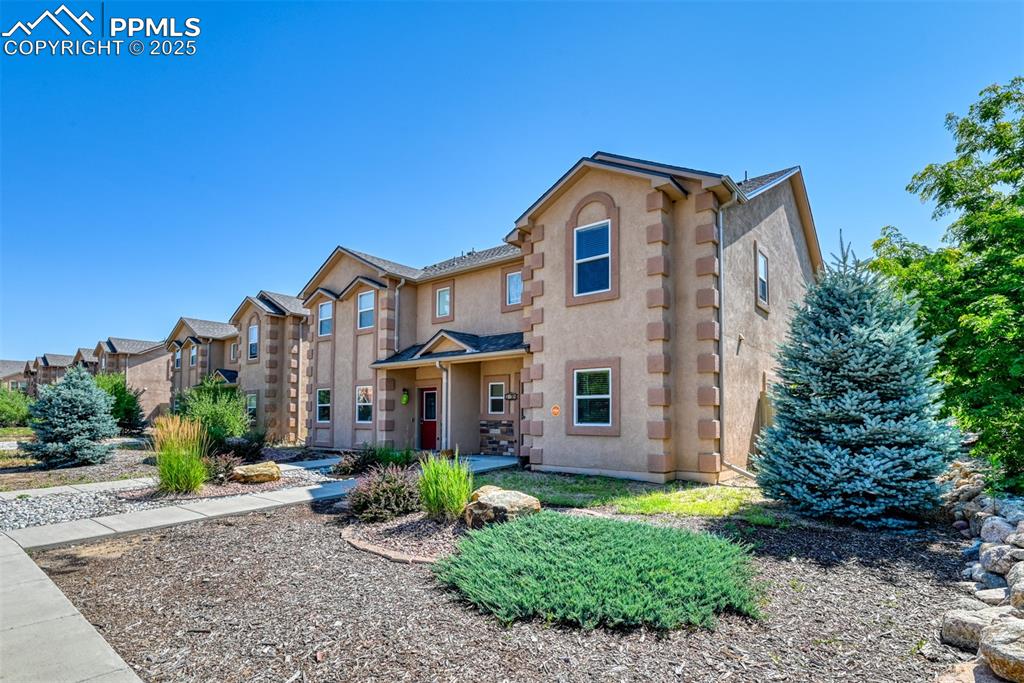 Image 2 of 28: End unit, corner lot
