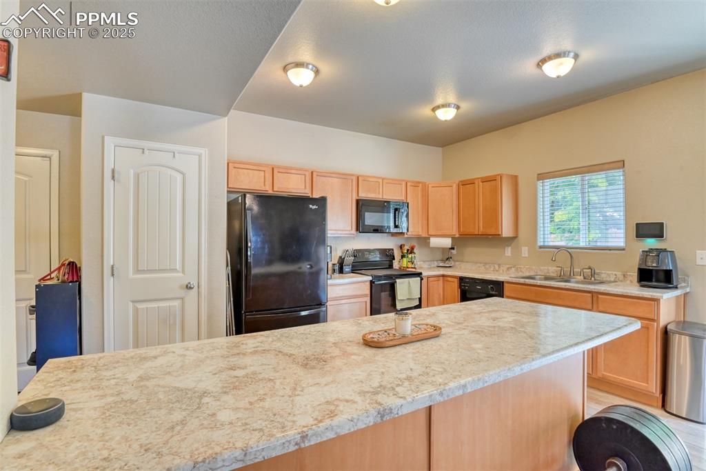 Image 9 of 28: Kitchen