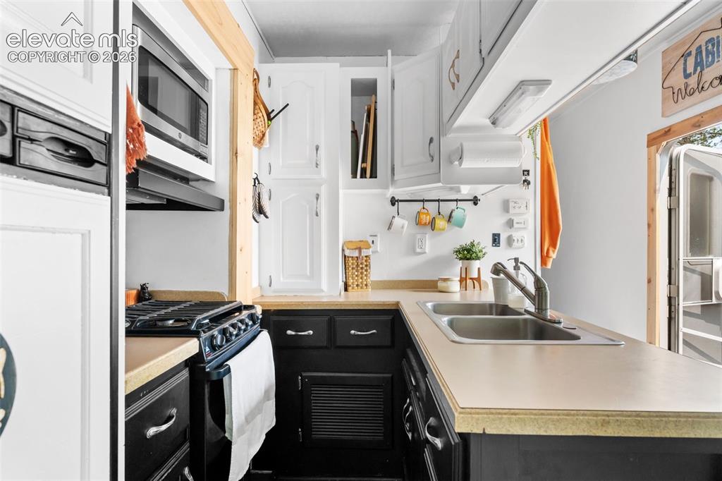 Image 10 of 21: Kitchen