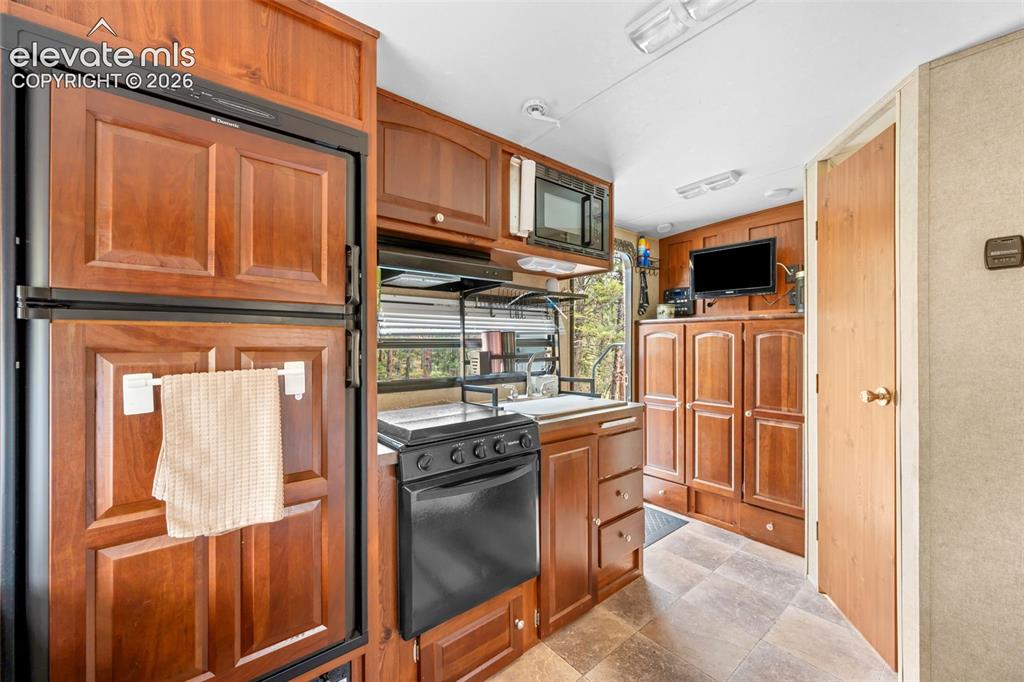 Image 15 of 21: Kitchen