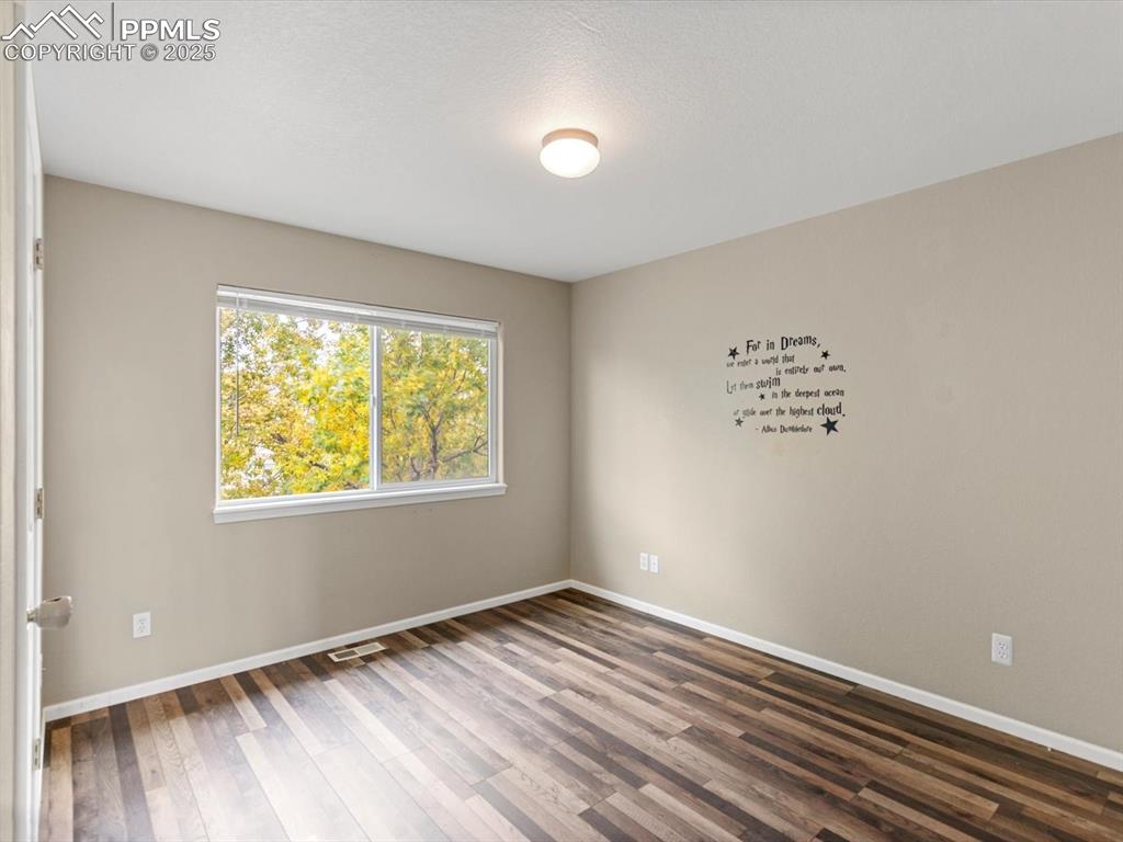 Image 17 of 30: Bedroom