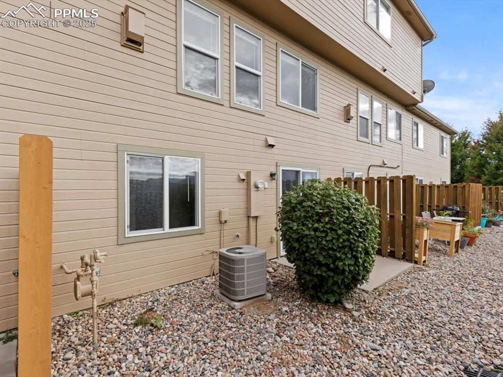 Image 24 of 30: Back of Structure