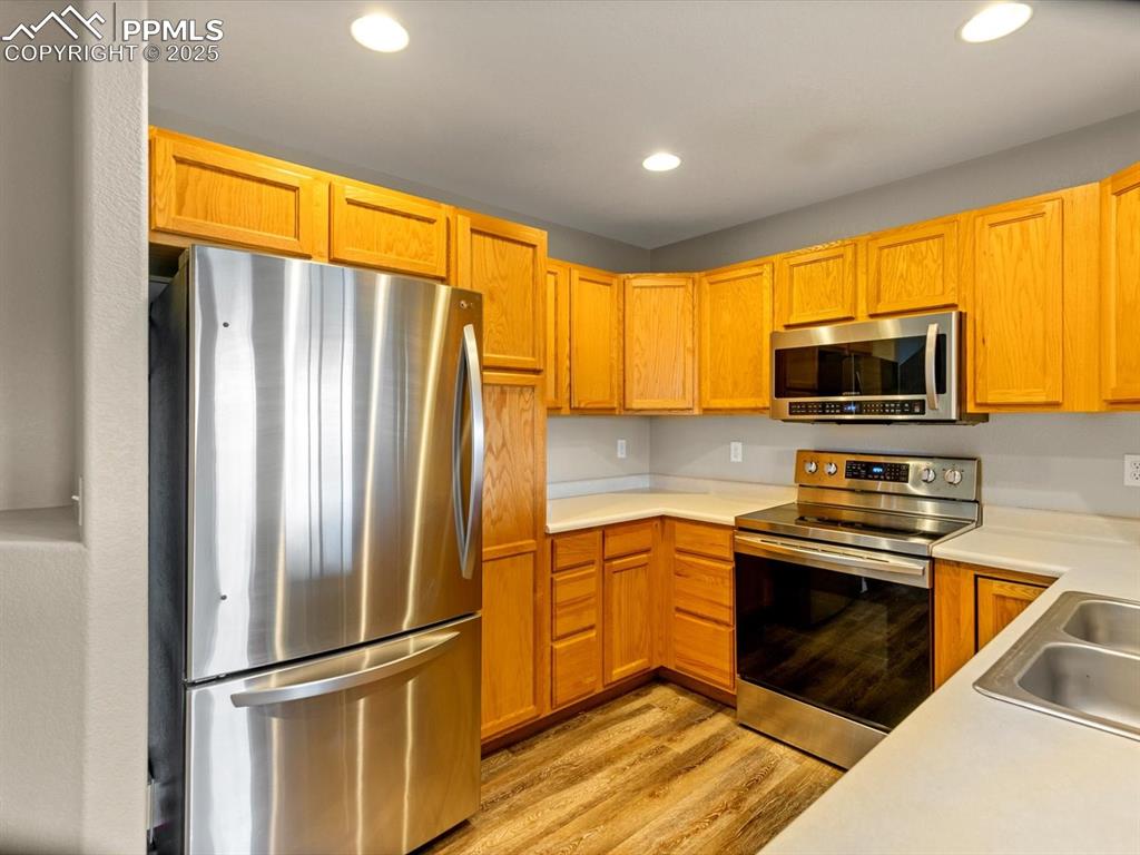 Image 3 of 30: Kitchen