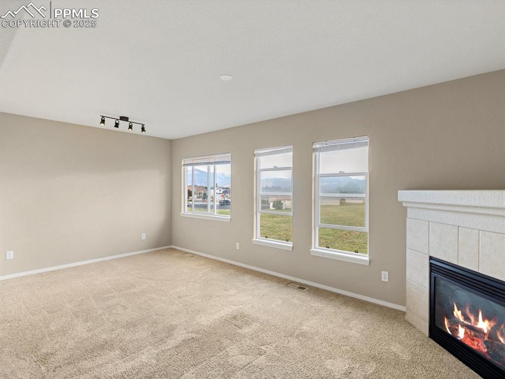 Image 5 of 30: View into dining room