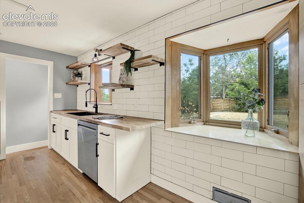 Image 11 of 45: Kitchen