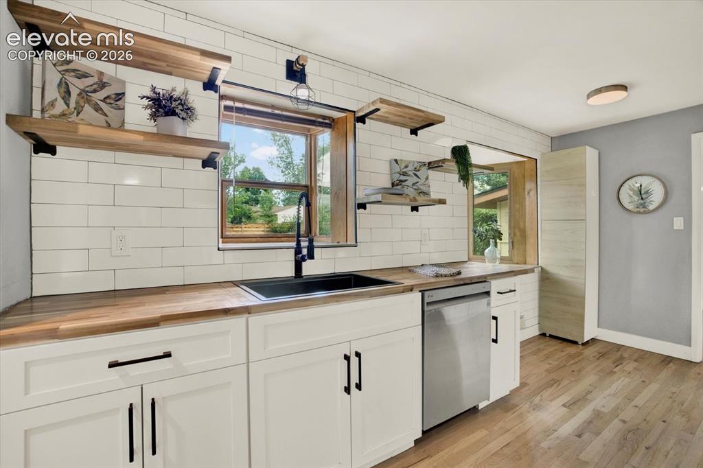 Image 13 of 45: Kitchen