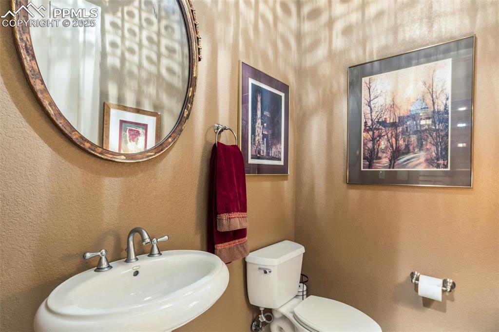 Image 35 of 47: Bathroom