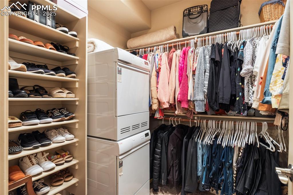 Image 43 of 47: Closet