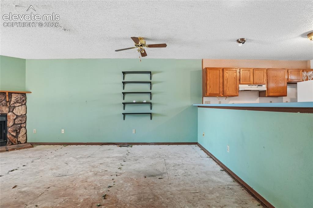 Image 14 of 39: Kitchen