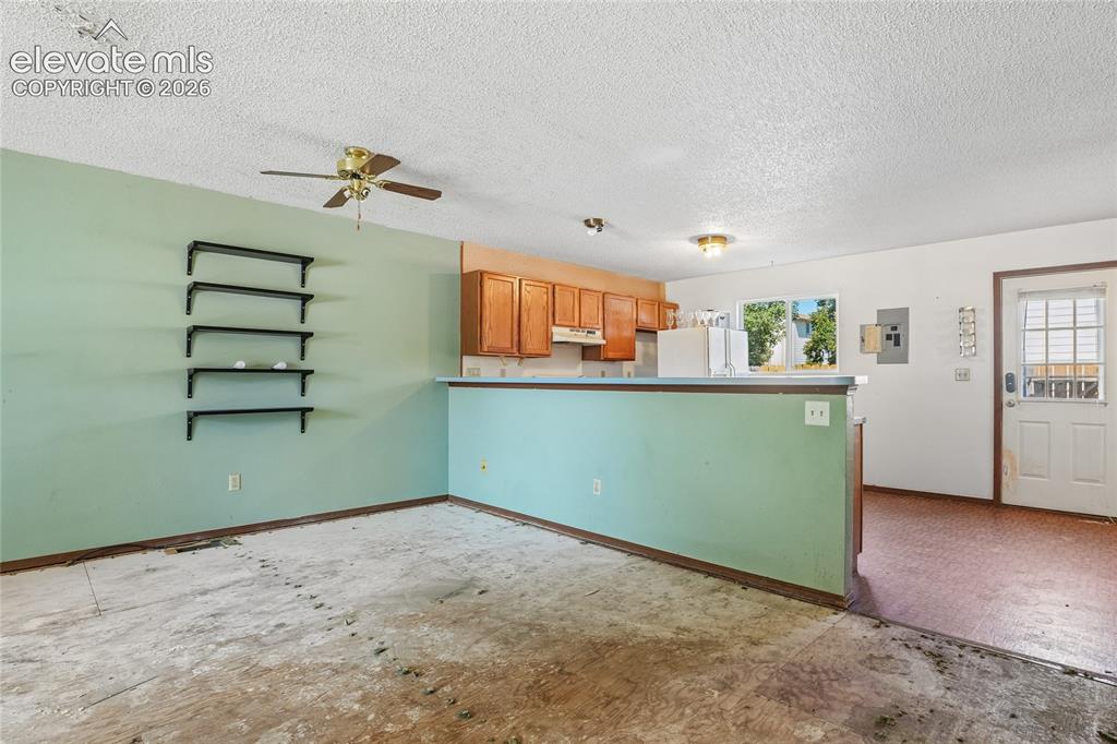 Image 15 of 39: Kitchen