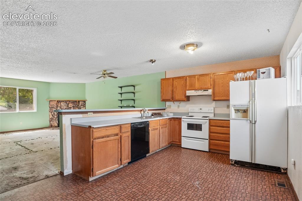Image 16 of 39: Kitchen