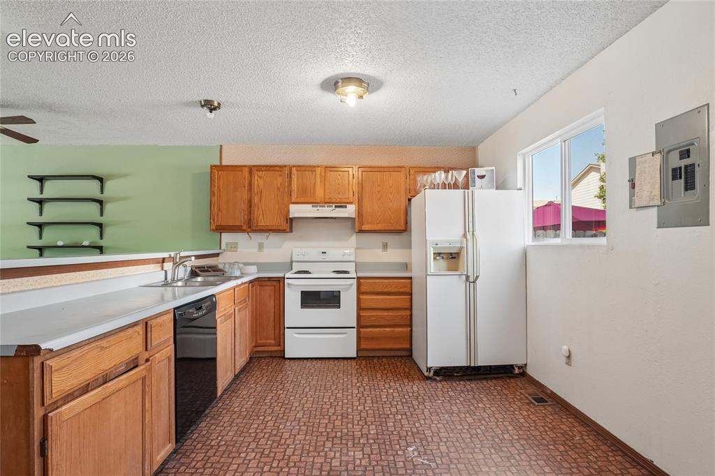Image 17 of 39: Kitchen