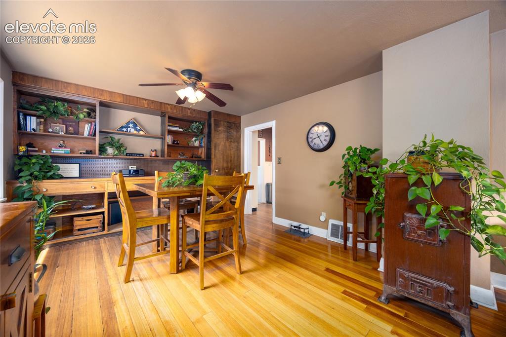Image 10 of 45: Dining Area