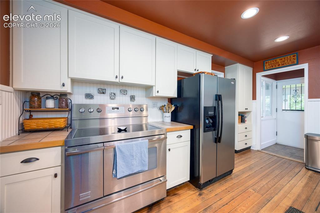 Image 14 of 45: Kitchen