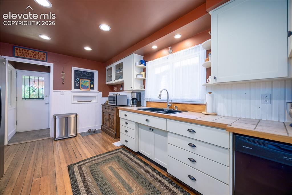 Image 15 of 45: Kitchen