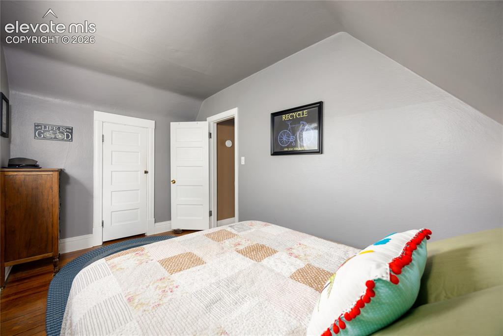 Image 19 of 45: Bedroom
