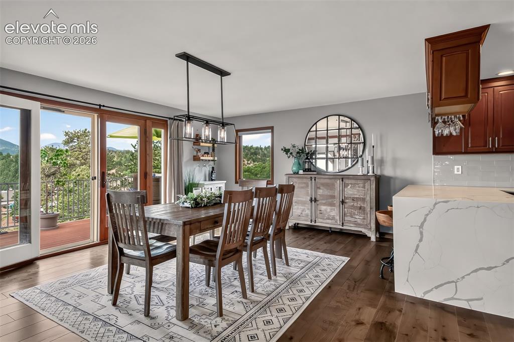 Image 11 of 50: Dining Area