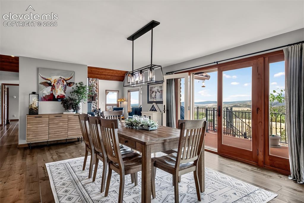 Image 12 of 50: Dining Area
