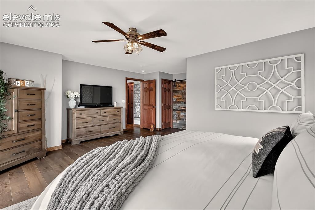 Image 19 of 50: Bedroom