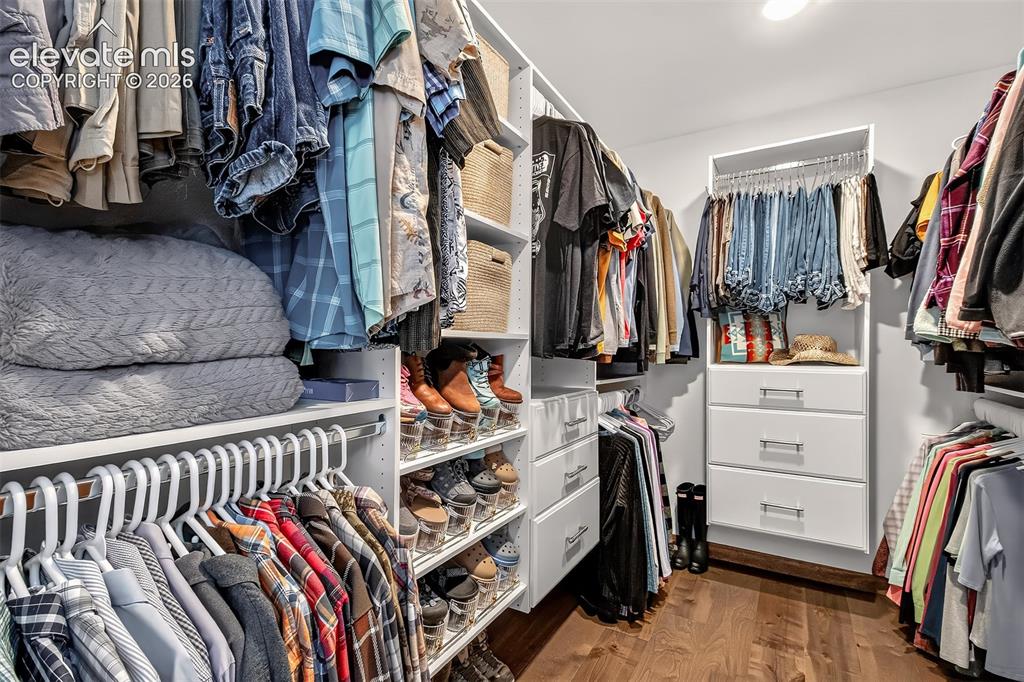Image 20 of 50: Closet