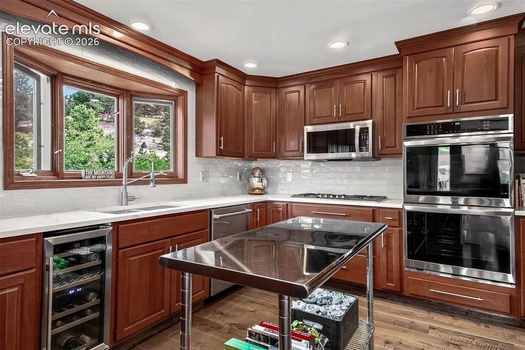 Image 6 of 50: Kitchen