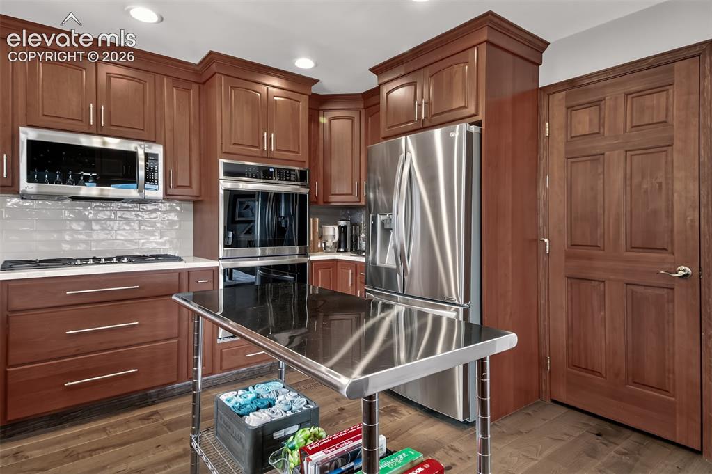 Image 9 of 50: Kitchen