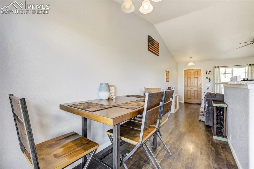 Image 14 of 34: Dining Area