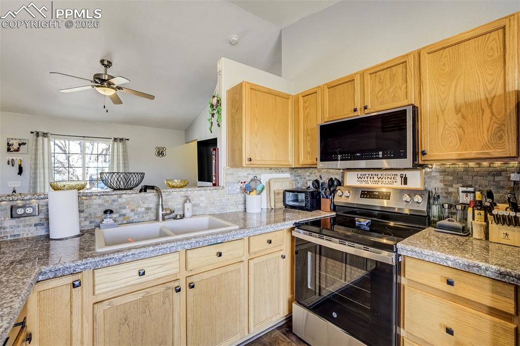 Image 16 of 34: Kitchen