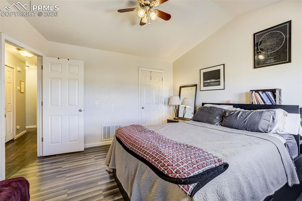 Image 21 of 34: Bedroom