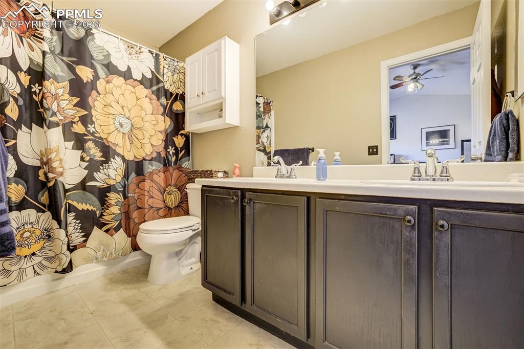 Image 22 of 34: Bathroom