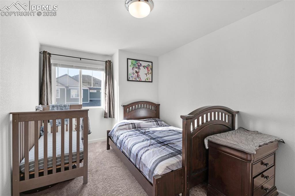 Image 17 of 25: Bedroom