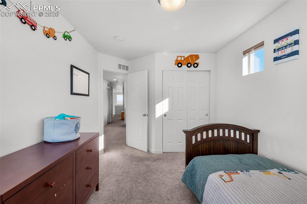 Image 21 of 25: Bedroom