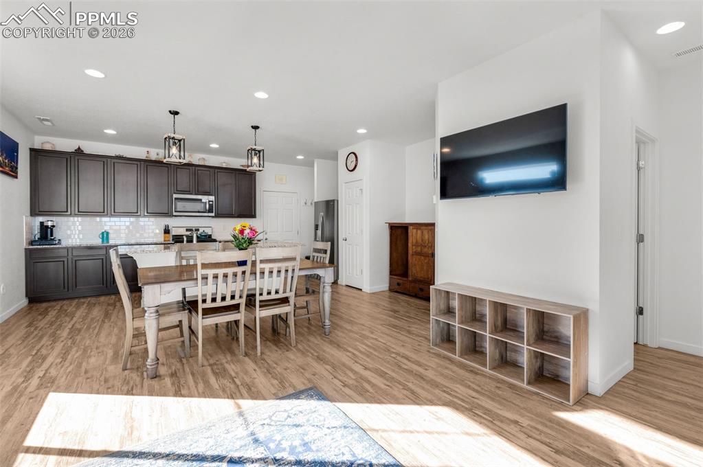 Image 6 of 25: Dining Area