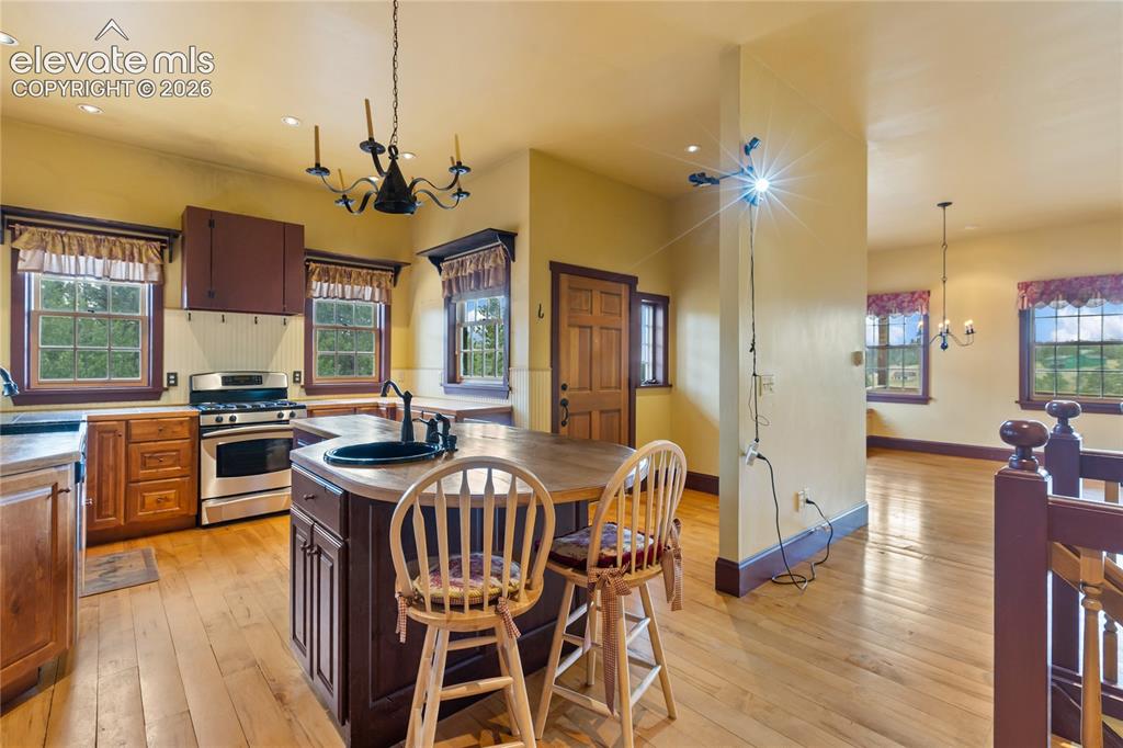 Image 15 of 50: Kitchen