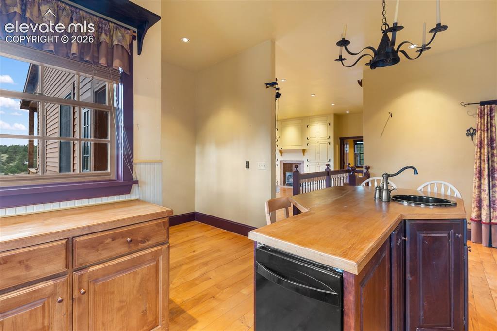 Image 16 of 50: Kitchen