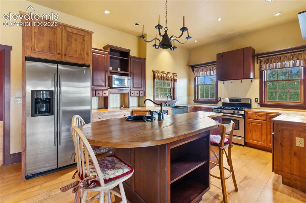 Image 17 of 50: Kitchen